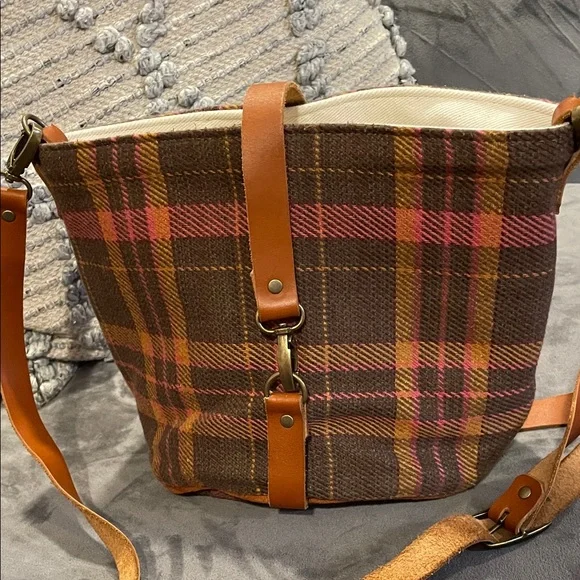 Chic Plaid Crossbody Bag with Leather Accents - Picture 2 of 7